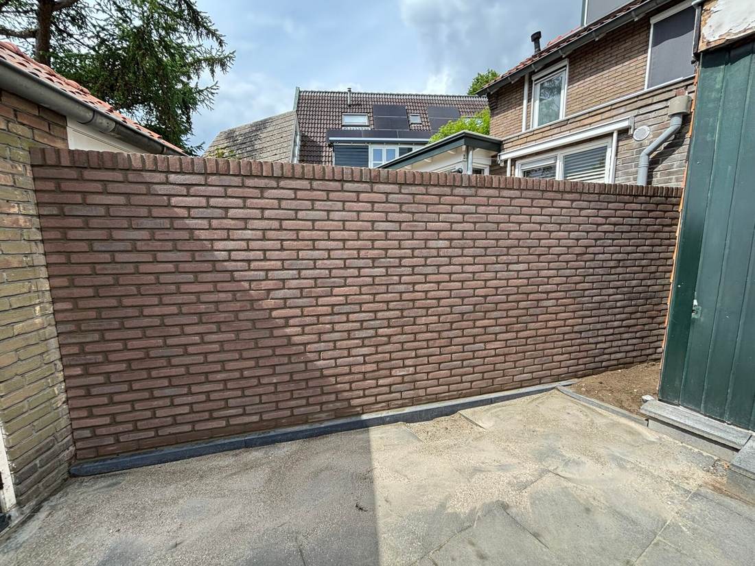 De tuinmuur na het voegen